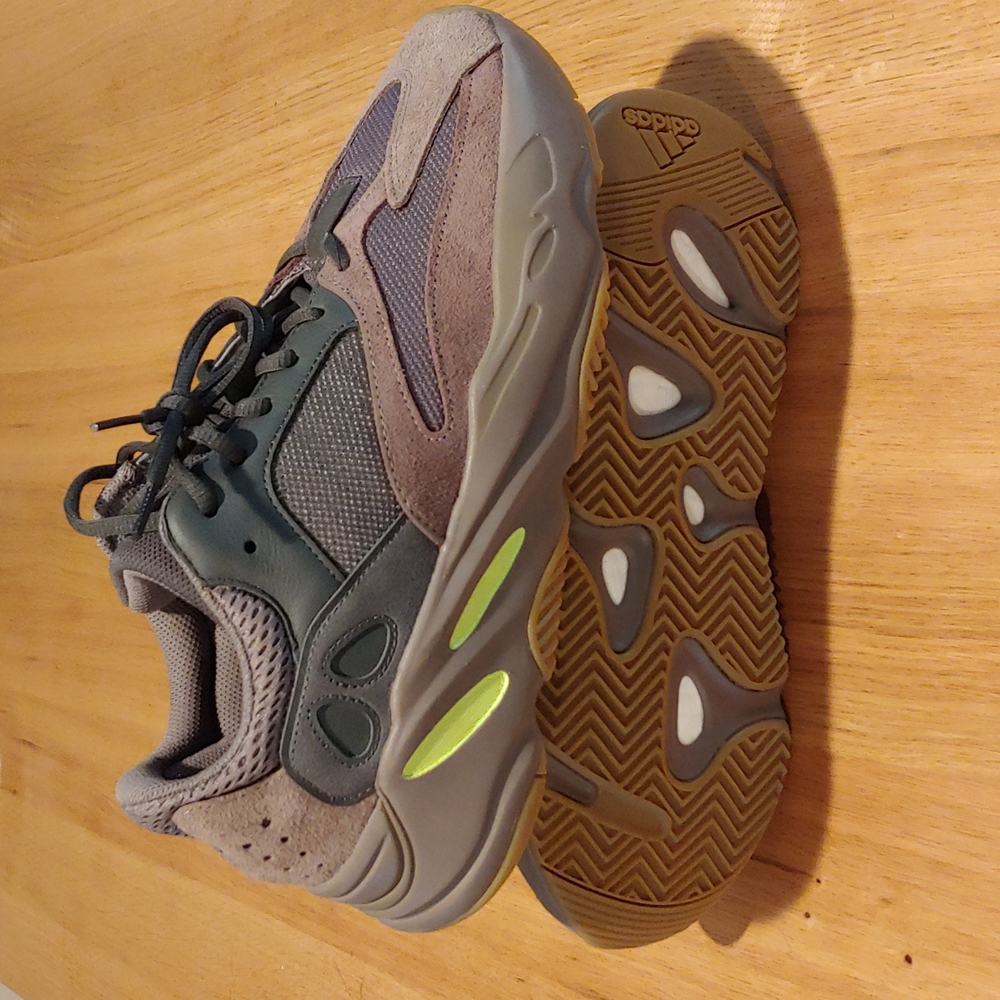 WORN ONCE! Yeezy Boost 700 - Mauve Color